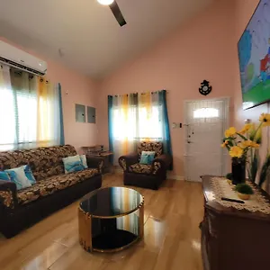 Comfortable Strategic Quarters Holiday home Spanish Town